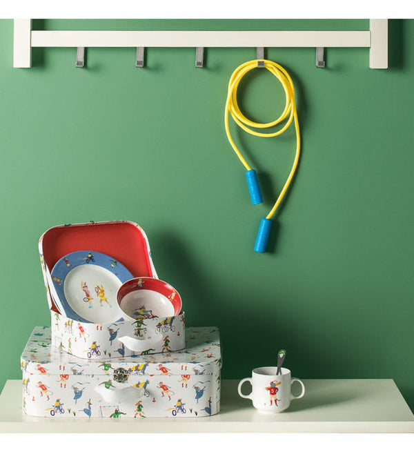 les amis du mercredi childrens suitcase dinnerware set