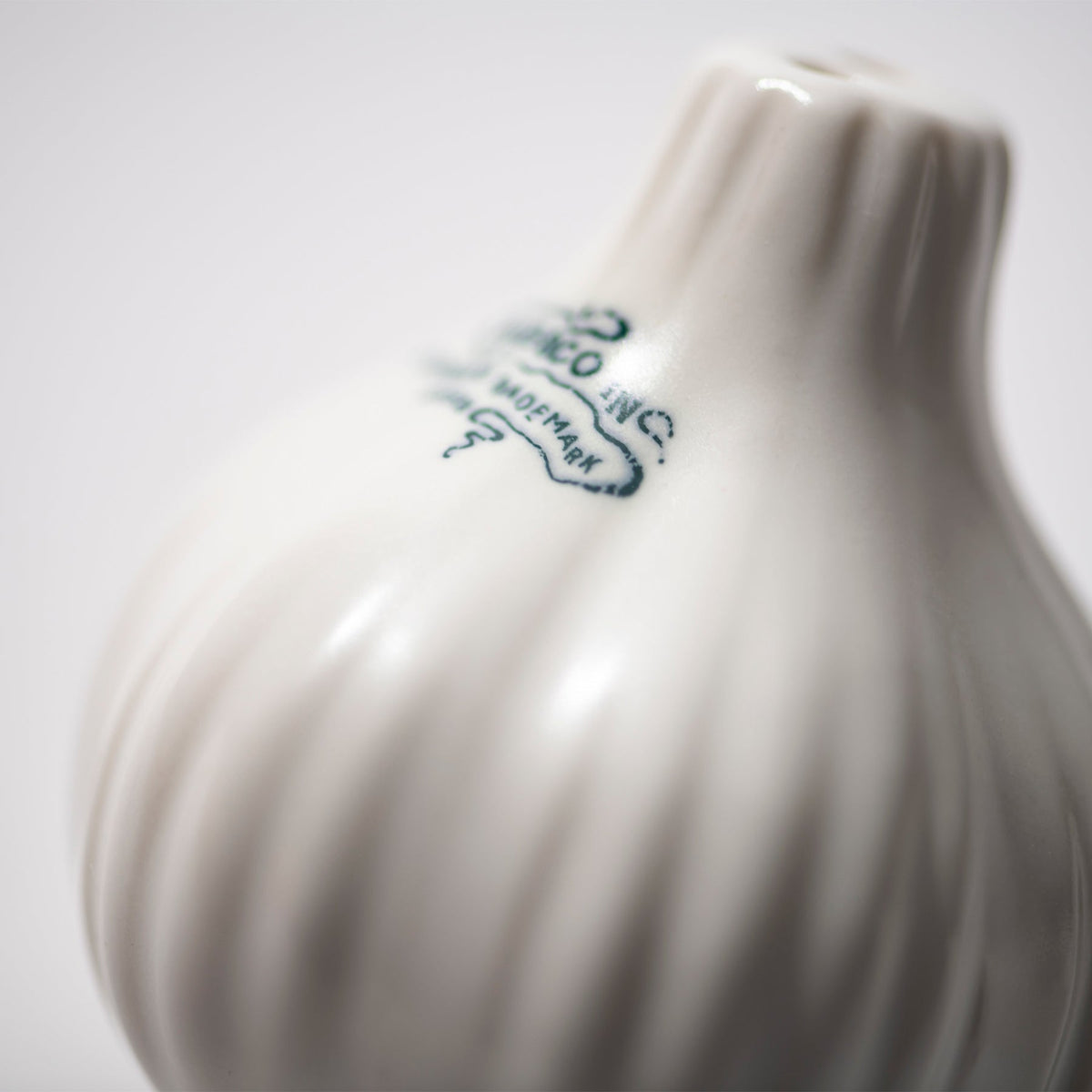 CERAMIC GARLIC SALT & PEPPER SHAKER SET