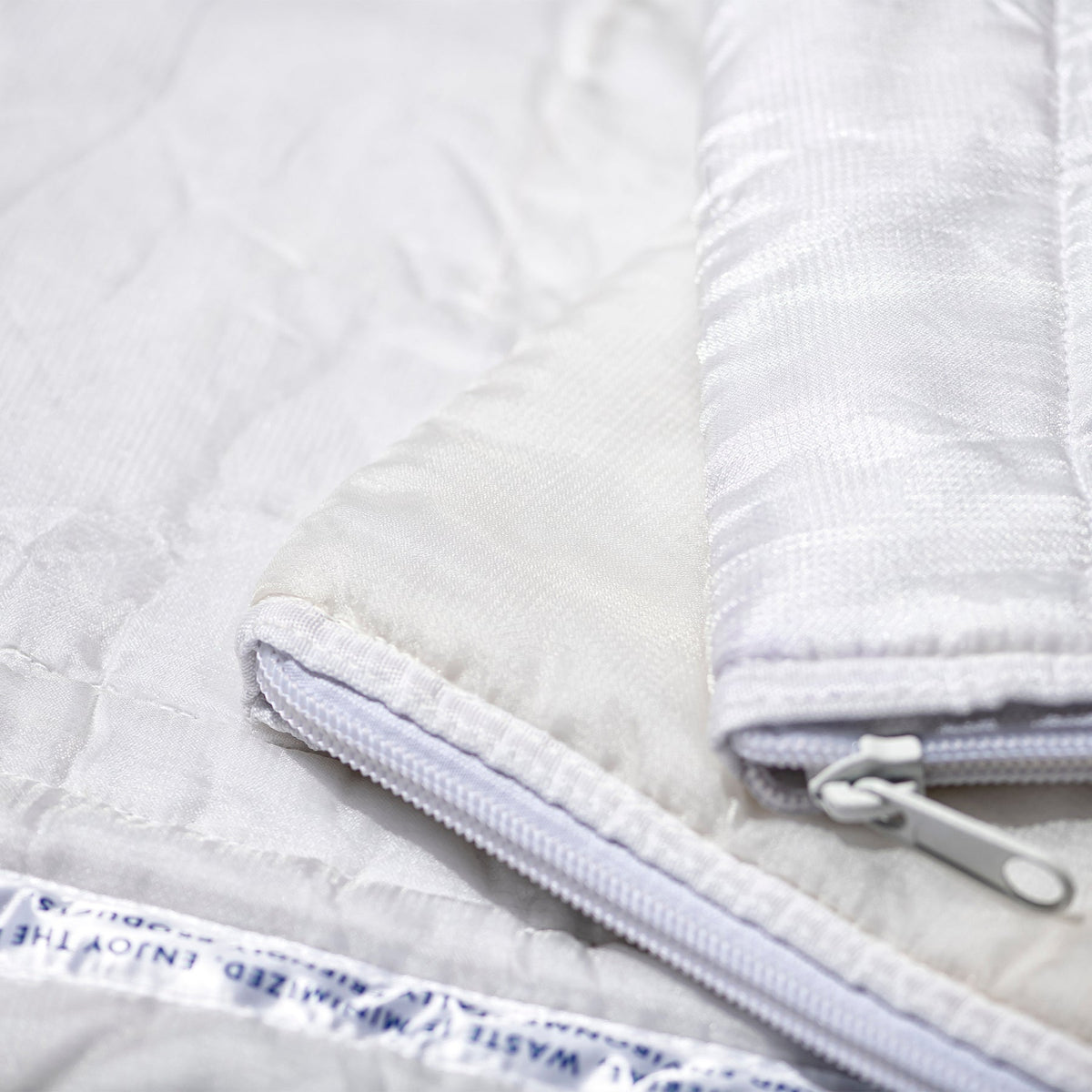 WHITE QUILTED SNOW JACKET LAPTOP CASE / 13"