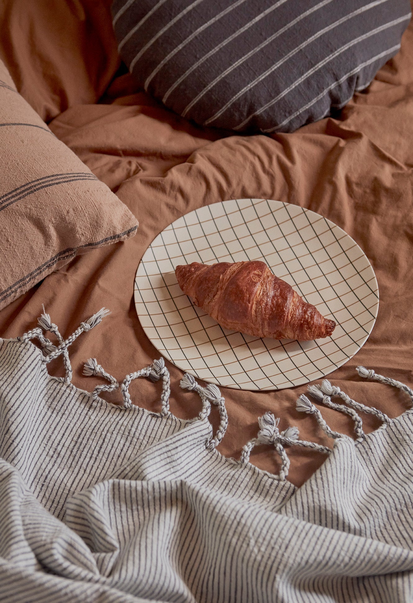 gobi stripe bed cover white anthracite by oyoy 3