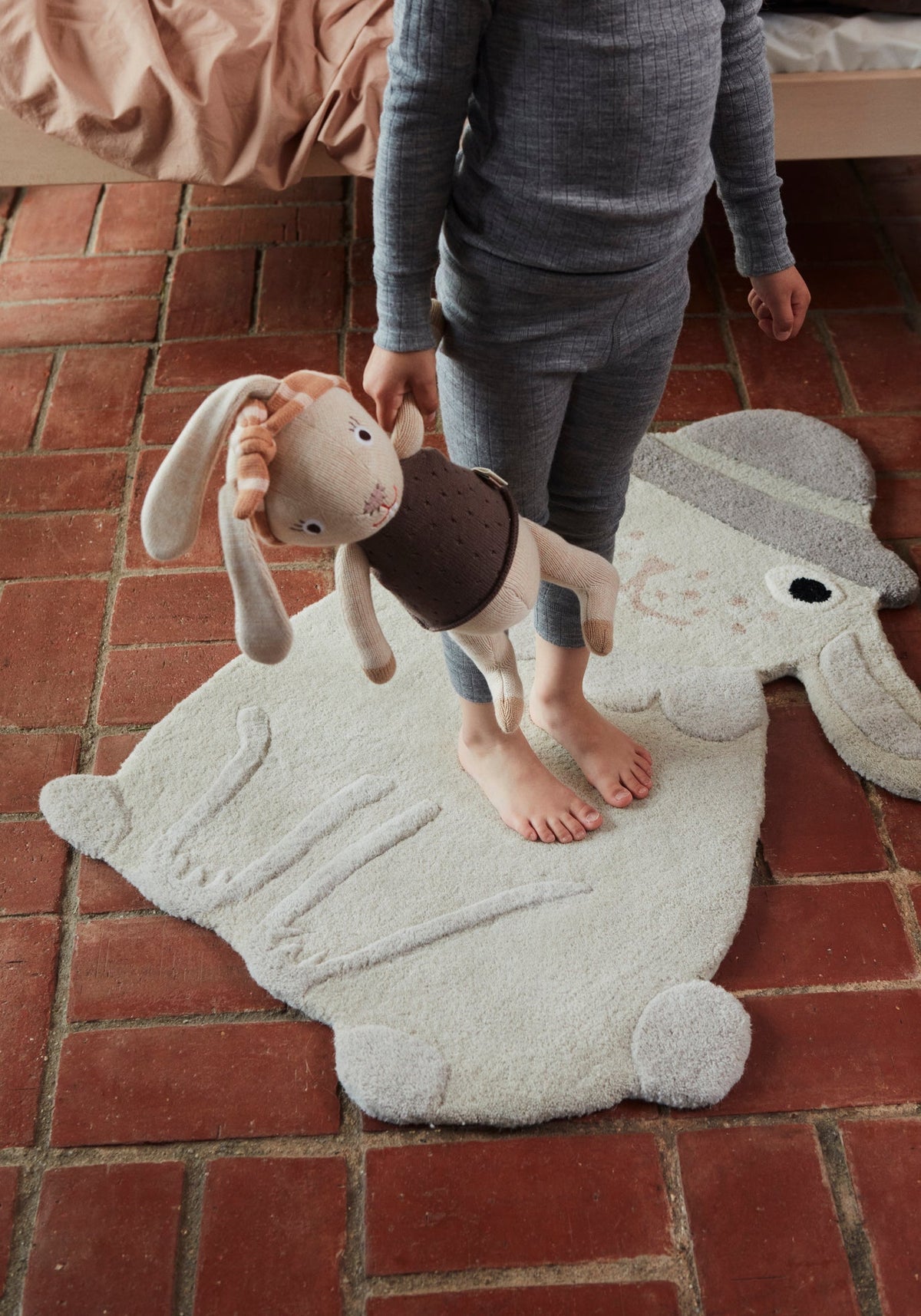 hopsi rabbit rug by oyoy m107159 2