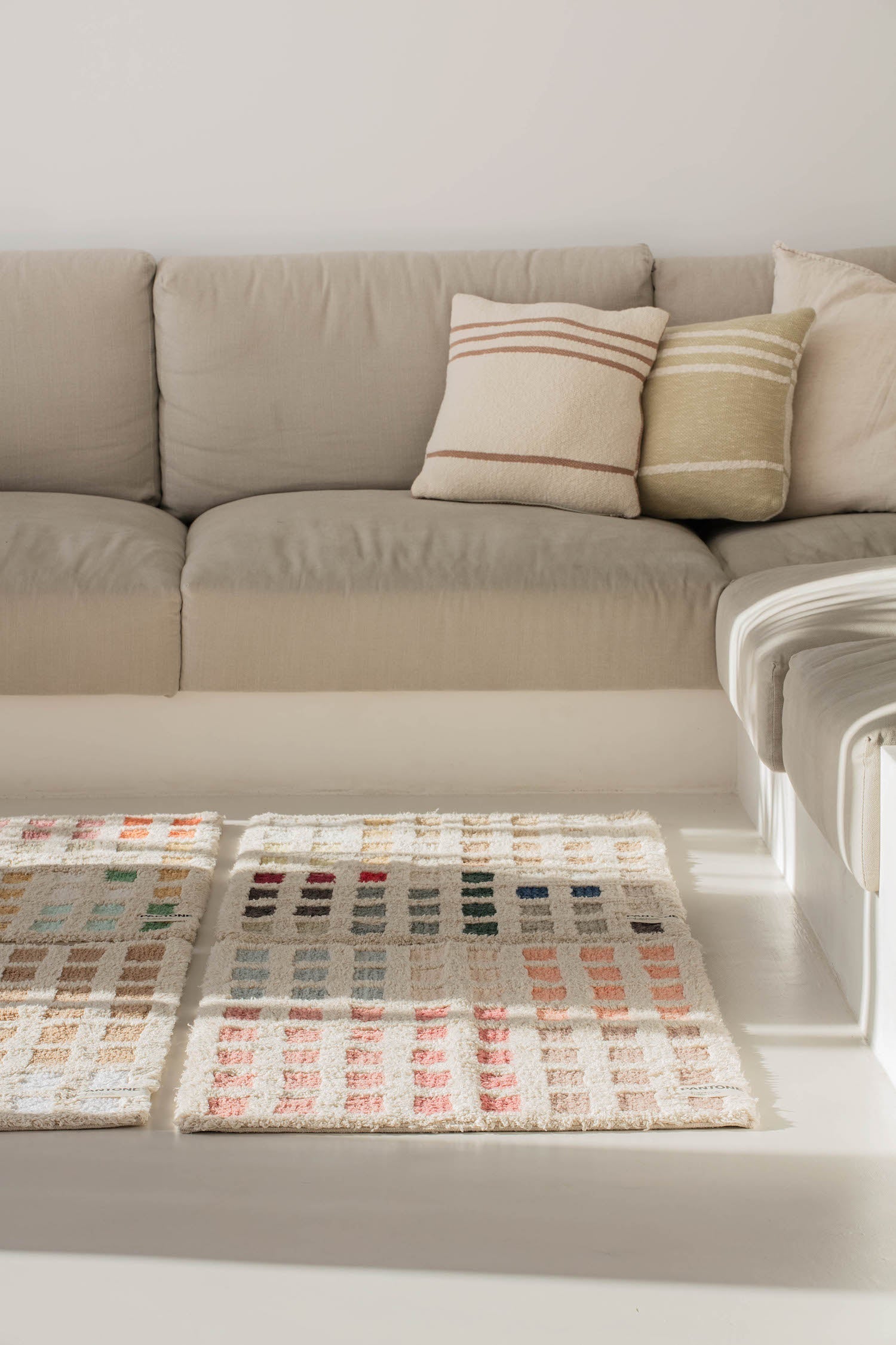 knitted cushion duetto by lorena canals sc duetto olv 10