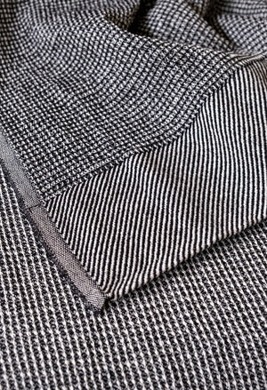 Pergamon Throw in Black 2