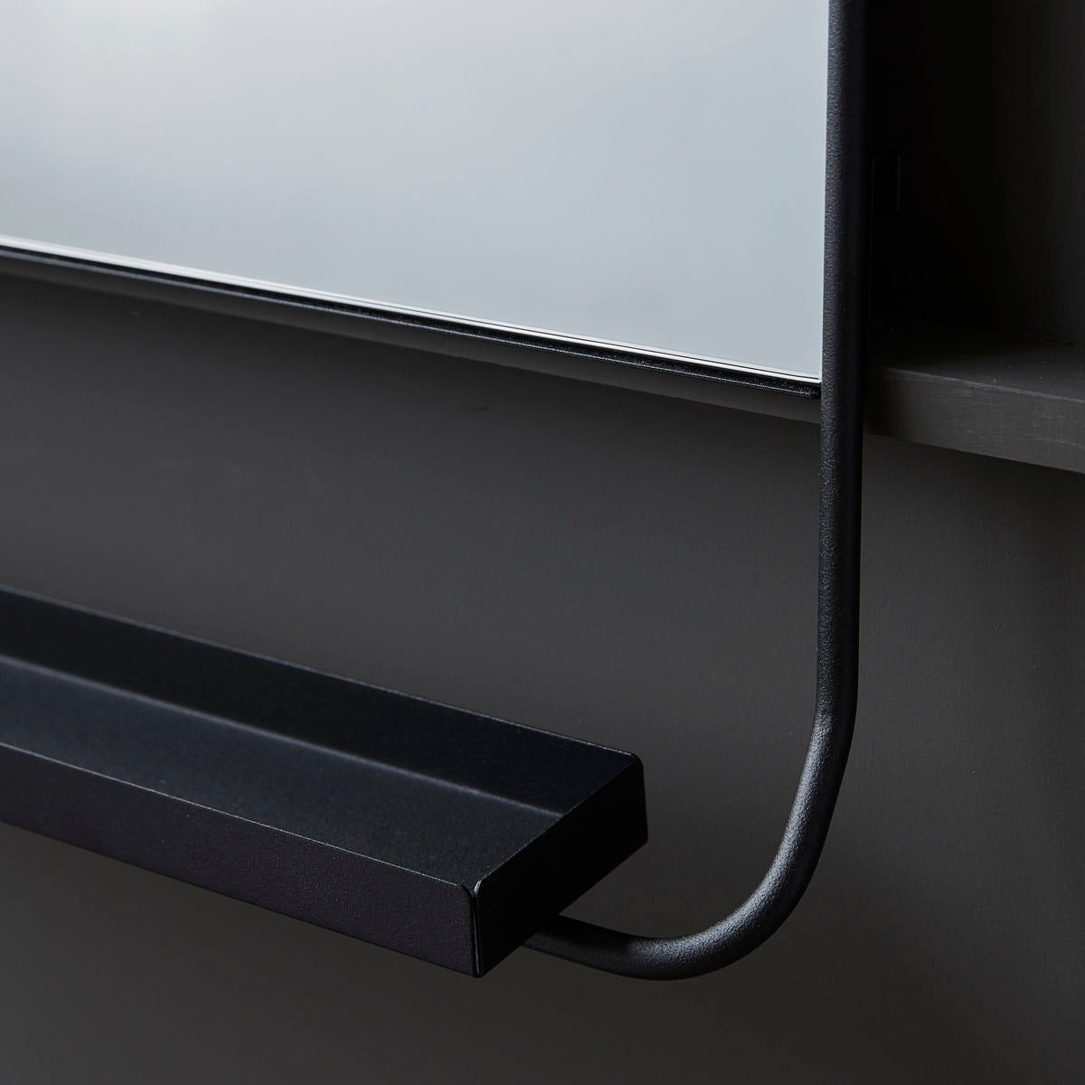 chic mirror black 2